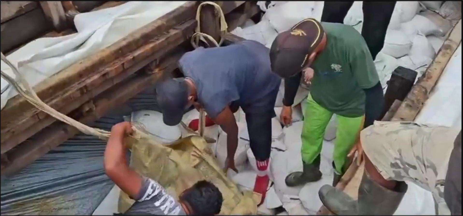 Sejumlah personel TNI Angkatan Laut menggagalkan penyelundupan timah ilegal di Perairan Timur Selat Bangka Rabu 14 Januari 2026 Foto DokumentasiBakom RI