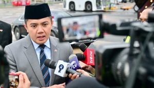  Sekretaris Kabinet Teddy Indra Wijaya menyampaikan keterangannya kepada awak media di London Inggris pada Rabu 2112026 Foto BPMI SetpresMuchlis Jr