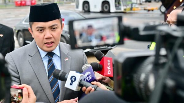 : Sekretaris Kabinet, Teddy Indra Wijaya, menyampaikan keterangannya kepada awak media di London, Inggris, pada Rabu (21/1/2026). (Foto: BPMI Setpres/Muchlis Jr)