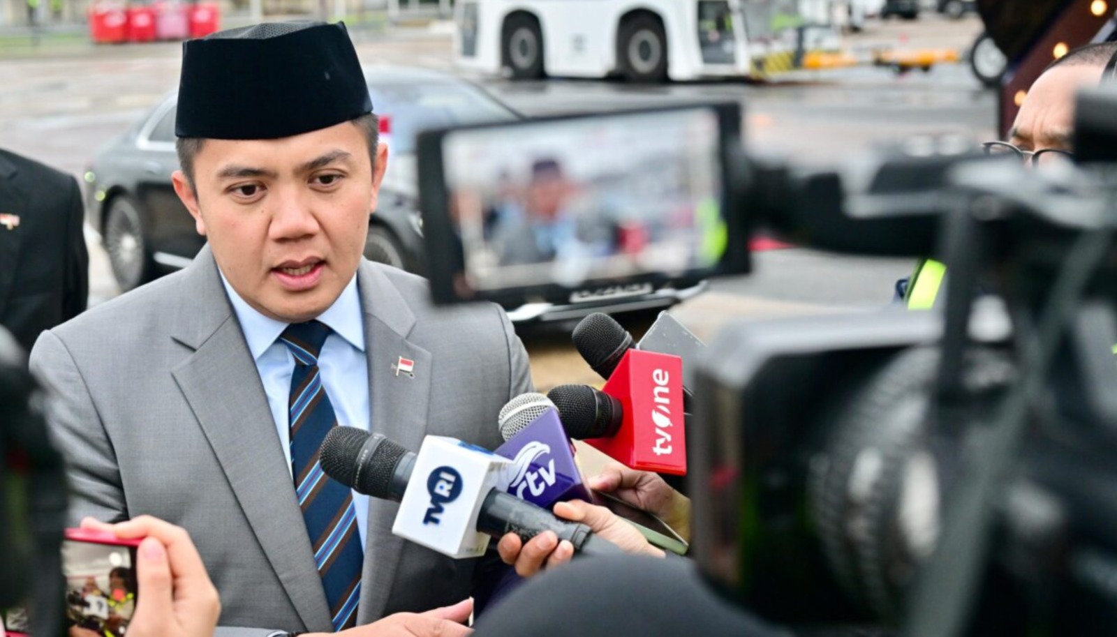  Sekretaris Kabinet Teddy Indra Wijaya menyampaikan keterangannya kepada awak media di London Inggris pada Rabu 2112026 Foto BPMI SetpresMuchlis Jr