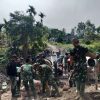 TNI dan warga gotong royong membangun jembatan di Sumatra (Foto: Dokumentasi/Bakom RI)