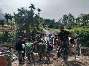 TNI dan warga gotong royong membangun jembatan di Sumatra Foto DokumentasiBakom RI