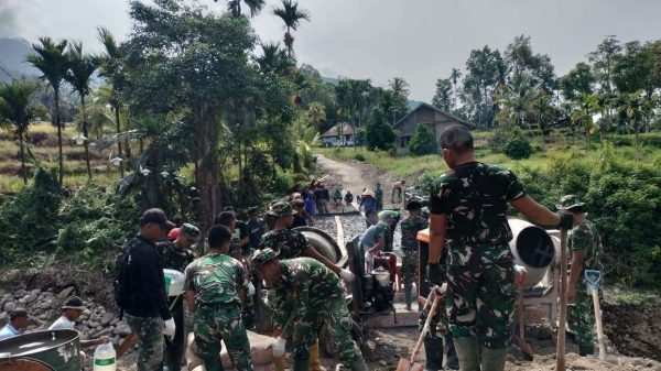TNI dan warga gotong royong membangun jembatan di Sumatra (Foto: Dokumentasi/Bakom RI)