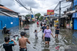 Warga melintasi banjir yang merendam perkampungan di Rawa Buaya Cengkareng Jakarta Sabtu 2412026 BPBD DKI Jakarta mencatat hingga pukul 1200 WIB pada Sabtu 241 sebanyak 78 RT dan tujuh ruas jalan di wilayah DKI Jakarta masih terdampak banjir akibat curah hujan tinggi dan luapan kali ANTARA FOTOBayu Pratama Snz