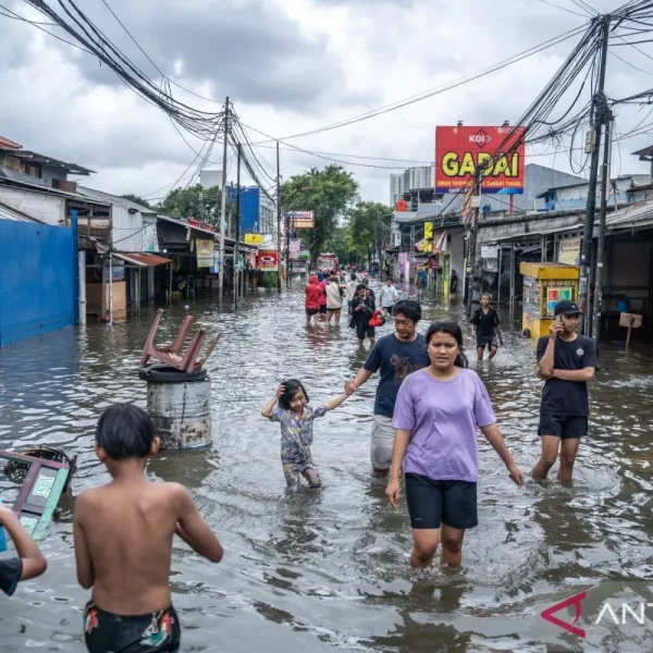 Warga melintasi banjir yang merendam perkampungan di Rawa Buaya, Cengkareng, Jakarta, Sabtu (24/1/2026). BPBD DKI Jakarta mencatat hingga pukul 12.00 WIB pada Sabtu (24/1) sebanyak 78 RT dan tujuh ruas jalan di wilayah DKI Jakarta masih terdampak banjir akibat curah hujan tinggi dan luapan kali. ANTARA FOTO/Bayu Pratama S/nz.