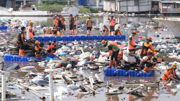Foto: Dinas Lingkungan Hidup (DLH) DKI Jakarta mengangkut sebanyak 137 ton sampah dari kawasan pesisir Tanggul Laut Muara Baru, Jakarta Utara. (dok DLH DKI)