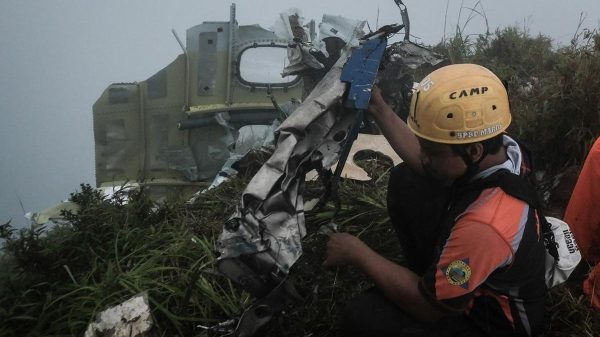 Kepala Basarnas Mohammad Syafii menyampaikan selain evakuasi jenazah korban yang telah ditemukan, Basarnas juga melakukan pengangkatan bagian pesawat untuk mendukung proses investigasi. (Muchtamir Zaide/AFP)