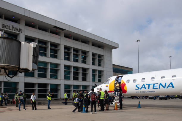 Penumpang turun dari penerbangan Satena Airlines yang tiba di Bandara Internasional Simon Bolivar CCS di Maiquetia negara bagian Vargas Venezuela pada hari Jumat 3 Maret 2023 Maskapai penerbangan milik negara Kolombia Satena akan menambah tiga pesawat ke rute Caracas Bogota pada bulan Maret sehingga meningkatkan jumlah penerbangan Fotografer Gaby OraaBloomberg via Getty Images