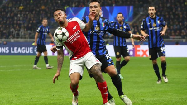 Ilustrasi. MILAN, ITALIA - 6 NOVEMBER: Gabriel Jesus dari Arsenal mengontrol bola saat berada di bawah tekanan dari Lautaro Martinez dari FC Internazionale selama pertandingan Fase Liga Liga Champions UEFA 2024/25 MD4 antara FC Internazionale Milano dan Arsenal FC di Stadio San Siro pada 6 November 2024 di Milan, Italia. (Foto oleh Marco Luzzani/Getty Images)