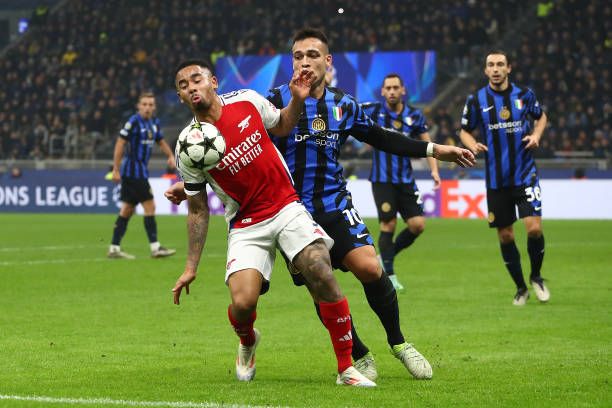 Ilustrasi MILAN ITALIA   6 NOVEMBER Gabriel Jesus dari Arsenal mengontrol bola saat berada di bawah tekanan dari Lautaro Martinez dari FC Internazionale selama pertandingan Fase Liga Liga Champions UEFA 202425 MD4 antara FC Internazionale Milano dan Arsenal FC di Stadio San Siro pada 6 November 2024 di Milan Italia Foto oleh Marco LuzzaniGetty Images
