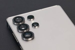 Sebuah ponsel pintar Samsung Galaxy S25 Ultra saat acara media menjelang Galaxy Unpacked di New York AS pada hari Kamis 16 Januari 2025 Samsung Electronics Co mengandalkan perombakan kecerdasan buatan dan desain perangkat keras yang disempurnakan untuk menjual lini ponsel pintar Galaxy S25 terbarunya Fotografer Yuki IawmuraBloomberg via Getty Images