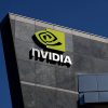 SANTA CLARA, CALIFORNIA - 27 Agustus: Logo Nvidia ditampilkan di sebuah gedung di kantor pusat Nvidia pada 27 Agustus 2025 di Santa Clara, California. Produsen chip Nvidia akan melaporkan pendapatan kuartal kedua hari ini setelah penutupan pasar saham. (Foto oleh Justin Sullivan/Getty Images)