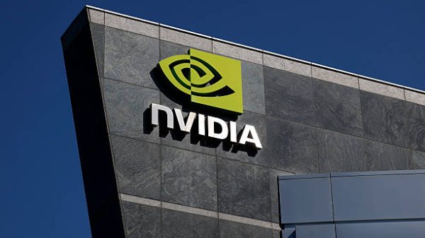 SANTA CLARA, CALIFORNIA - 27 Agustus: Logo Nvidia ditampilkan di sebuah gedung di kantor pusat Nvidia pada 27 Agustus 2025 di Santa Clara, California. Produsen chip Nvidia akan melaporkan pendapatan kuartal kedua hari ini setelah penutupan pasar saham. (Foto oleh Justin Sullivan/Getty Images)
