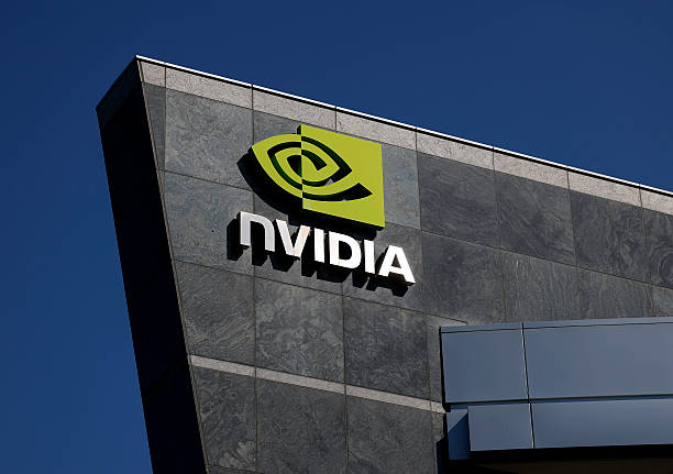 SANTA CLARA CALIFORNIA   27 Agustus Logo Nvidia ditampilkan di sebuah gedung di kantor pusat Nvidia pada 27 Agustus 2025 di Santa Clara California Produsen chip Nvidia akan melaporkan pendapatan kuartal kedua hari ini setelah penutupan pasar saham Foto oleh Justin SullivanGetty Images