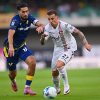 VERONA, ITALIA - 15 September 2025: Suat Serdar dari Hellas Verona FC berebut bola dengan Jari Vandeputte dari US Cremonese selama pertandingan Serie A antara Hellas Verona FC dan US Cremonese di Stadio Marcantonio Bentegodi di Verona, Italia. (Foto oleh Alessandro Sabattini/Getty Images)