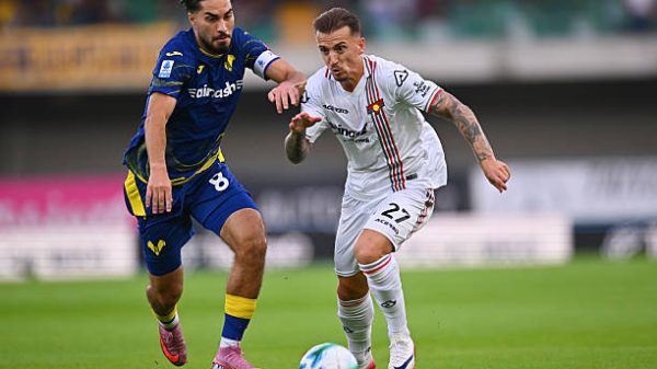 VERONA, ITALIA - 15 September 2025: Suat Serdar dari Hellas Verona FC berebut bola dengan Jari Vandeputte dari US Cremonese selama pertandingan Serie A antara Hellas Verona FC dan US Cremonese di Stadio Marcantonio Bentegodi di Verona, Italia. (Foto oleh Alessandro Sabattini/Getty Images)