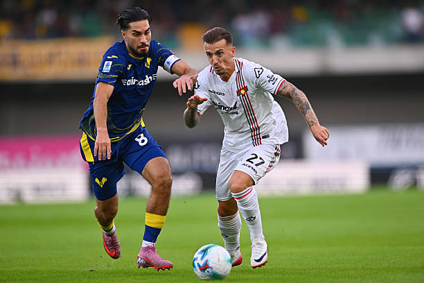 VERONA ITALIA   15 September 2025 Suat Serdar dari Hellas Verona FC berebut bola dengan Jari Vandeputte dari US Cremonese selama pertandingan Serie A antara Hellas Verona FC dan US Cremonese di Stadio Marcantonio Bentegodi di Verona Italia Foto oleh Alessandro SabattiniGetty Images