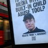 LONDON, INGGRIS - 13 JANUARI: (CATATAN EDITOR: Gambar mengandung kata-kata kasar) Sebuah poster yang dipasang secara tidak resmi menampilkan Elon Musk dengan slogan, "Siapa yang mau menggunakan media sosial dengan alat pelecehan anak bawaan?" dipajang di halte bus pada 13 Januari 2026 di London, Inggris. Kemarin, regulator komunikasi Inggris, Ofcom, meluncurkan investigasi formal terhadap platform media sosial Elon Musk, X, terkait chatbot AI-nya, Grok. Penyelidikan tersebut berpusat pada laporan bahwa Grok telah digunakan untuk menghasilkan deepfake seksual tanpa persetujuan, termasuk gambar wanita "telanjang" dan gambar anak-anak yang diseksualisasi. Kelompok aktivis Everyone Hates Elon telah membuat serangkaian poster dan karya seni publik dalam beberapa bulan terakhir yang mengkritik Elon Musk, serta para pemimpin bisnis dan politik lainnya. (Foto oleh Leon Neal/Getty Images)
