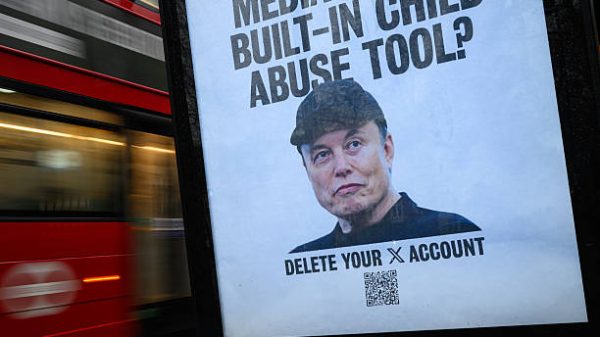 LONDON, INGGRIS - 13 JANUARI: (CATATAN EDITOR: Gambar mengandung kata-kata kasar) Sebuah poster yang dipasang secara tidak resmi menampilkan Elon Musk dengan slogan, "Siapa yang mau menggunakan media sosial dengan alat pelecehan anak bawaan?" dipajang di halte bus pada 13 Januari 2026 di London, Inggris. Kemarin, regulator komunikasi Inggris, Ofcom, meluncurkan investigasi formal terhadap platform media sosial Elon Musk, X, terkait chatbot AI-nya, Grok. Penyelidikan tersebut berpusat pada laporan bahwa Grok telah digunakan untuk menghasilkan deepfake seksual tanpa persetujuan, termasuk gambar wanita "telanjang" dan gambar anak-anak yang diseksualisasi. Kelompok aktivis Everyone Hates Elon telah membuat serangkaian poster dan karya seni publik dalam beberapa bulan terakhir yang mengkritik Elon Musk, serta para pemimpin bisnis dan politik lainnya. (Foto oleh Leon Neal/Getty Images)