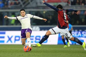 BOLOGNA ITALIA   18 JANUARI Fabiano Parisi dari ACF Fiorentina beraksi melawan Santiago Castro dari Bologna FC 1909 pada pertandingan Serie A antara Bologna FC 1909 dan ACF Fiorentina di Stadion Renato DallAra pada 18 Januari 2026 di Bologna Italia Foto oleh Gabriele MaltintiGetty Images