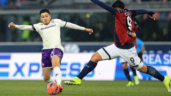 BOLOGNA, ITALIA - 18 JANUARI: Fabiano Parisi dari ACF Fiorentina beraksi melawan Santiago Castro dari Bologna FC 1909 pada pertandingan Serie A antara Bologna FC 1909 dan ACF Fiorentina di Stadion Renato Dall'Ara pada 18 Januari 2026 di Bologna, Italia. (Foto oleh Gabriele Maltinti/Getty Images)