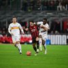 Samuele Ricci dari AC Milan dan Lassana Coulibaly dari US Lecce berebut bola selama pertandingan Serie A antara AC Milan dan US Lecce di Stadion San Siro di Milan, Italia, pada 18 Januari 2026. (Foto oleh Andrea Diodato/NurPhoto via Getty Images)