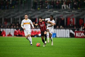 Samuele Ricci dari AC Milan dan Lassana Coulibaly dari US Lecce berebut bola selama pertandingan Serie A antara AC Milan dan US Lecce di Stadion San Siro di Milan Italia pada 18 Januari 2026 Foto oleh Andrea DiodatoNurPhoto via Getty Images