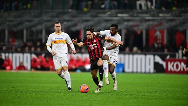 Samuele Ricci dari AC Milan dan Lassana Coulibaly dari US Lecce berebut bola selama pertandingan Serie A antara AC Milan dan US Lecce di Stadion San Siro di Milan, Italia, pada 18 Januari 2026. (Foto oleh Andrea Diodato/NurPhoto via Getty Images)