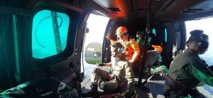 Personel pencarian dan penyelamatan Indonesia berkumpul di daerah Gunung Bulusaraung Sulawesi Selatan setelah puing puing pesawat ATR 42 500 yang hilang ditemukan pada 19 Januari 2026 Pesawat tersebut yang dioperasikan oleh Indonesia Air Transport kehilangan kontak pada hari Sabtu saat terbang dari Yogyakarta ke Makassar dengan 11 orang di dalamnya Angkatan Udara Indonesia dan Badan Nasional Pencarian dan Penyelamatan Basarnas mengerahkan tim udara dan darat ke lokasi tersebut di mana upaya evakuasi dan pemulihan awal sedang berlangsung Foto oleh BasarnasAnadolu via Getty Images