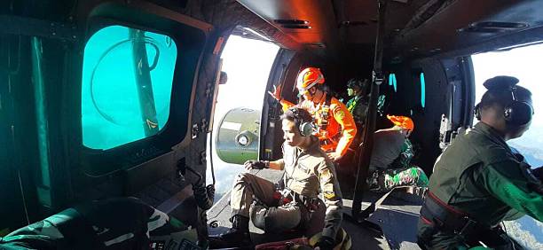 Personel pencarian dan penyelamatan Indonesia berkumpul di daerah Gunung Bulusaraung Sulawesi Selatan setelah puing puing pesawat ATR 42 500 yang hilang ditemukan pada 19 Januari 2026 Pesawat tersebut yang dioperasikan oleh Indonesia Air Transport kehilangan kontak pada hari Sabtu saat terbang dari Yogyakarta ke Makassar dengan 11 orang di dalamnya Angkatan Udara Indonesia dan Badan Nasional Pencarian dan Penyelamatan Basarnas mengerahkan tim udara dan darat ke lokasi tersebut di mana upaya evakuasi dan pemulihan awal sedang berlangsung Foto oleh BasarnasAnadolu via Getty Images