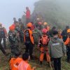 Personel pencarian dan penyelamatan Indonesia berkumpul di daerah Gunung Bulusaraung, Sulawesi Selatan, setelah puing-puing pesawat ATR 42-500 yang hilang ditemukan pada 19 Januari 2026. Pesawat tersebut, yang dioperasikan oleh Indonesia Air Transport, kehilangan kontak pada hari Sabtu saat terbang dari Yogyakarta ke Makassar dengan 11 orang di dalamnya. Angkatan Udara Indonesia dan Badan Nasional Pencarian dan Penyelamatan (Basarnas) mengerahkan tim udara dan darat ke lokasi tersebut, di mana upaya evakuasi dan pemulihan awal sedang berlangsung. (Foto oleh Basarnas/Anadolu via Getty Images)