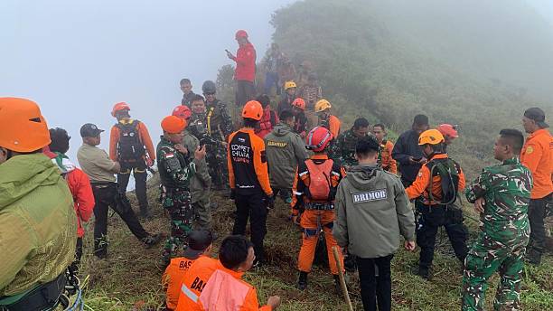 Personel pencarian dan penyelamatan Indonesia berkumpul di daerah Gunung Bulusaraung Sulawesi Selatan setelah puing puing pesawat ATR 42 500 yang hilang ditemukan pada 19 Januari 2026 Pesawat tersebut yang dioperasikan oleh Indonesia Air Transport kehilangan kontak pada hari Sabtu saat terbang dari Yogyakarta ke Makassar dengan 11 orang di dalamnya Angkatan Udara Indonesia dan Badan Nasional Pencarian dan Penyelamatan Basarnas mengerahkan tim udara dan darat ke lokasi tersebut di mana upaya evakuasi dan pemulihan awal sedang berlangsung Foto oleh BasarnasAnadolu via Getty Images
