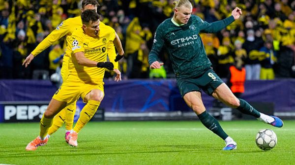 Bek Norwegia Bodoe/Glimt bernomor punggung 06, Jostein Gundersen, dan striker Norwegia Manchester City bernomor punggung 09, Erling Haaland, berebut bola selama pertandingan sepak bola Liga Champions UEFA, Fase Liga - hari ke-7 antara Bodoe/Glimt dan Manchester City di Bodoe, Norwegia pada 20 Januari 2026. (Foto oleh Fredrik Varfjell / NTB / AFP via Getty Images) / Norway OUT