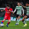 LISBON, PORTUGAL - 20 JANUARI: Vitinha dari Paris Saint-Germain menggiring bola melewati Luis Suarez dari Sporting CP (kanan) selama pertandingan Fase Liga MD7 Liga Champions 2025/26 antara Sporting Clube de Portugal dan Paris Saint-Germain di Estadio Jose Alvalade pada 20 Januari 2026 di Lisbon, Portugal. (Foto oleh Carlos Rodrigues/Getty Images)