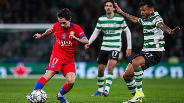 LISBON, PORTUGAL - 20 JANUARI: Vitinha dari Paris Saint-Germain menggiring bola melewati Luis Suarez dari Sporting CP (kanan) selama pertandingan Fase Liga MD7 Liga Champions 2025/26 antara Sporting Clube de Portugal dan Paris Saint-Germain di Estadio Jose Alvalade pada 20 Januari 2026 di Lisbon, Portugal. (Foto oleh Carlos Rodrigues/Getty Images)