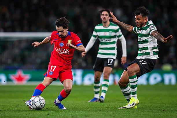 LISBON PORTUGAL   20 JANUARI Vitinha dari Paris Saint Germain menggiring bola melewati Luis Suarez dari Sporting CP kanan selama pertandingan Fase Liga MD7 Liga Champions 202526 antara Sporting Clube de Portugal dan Paris Saint Germain di Estadio Jose Alvalade pada 20 Januari 2026 di Lisbon Portugal Foto oleh Carlos RodriguesGetty Images