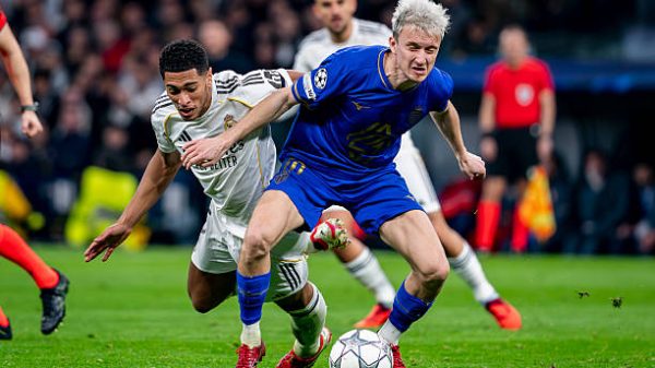 MADRID, SPANYOL - 20 Januari: Jude Bellingham dari Real Madrid (kiri) berebut bola melawan Aleksandr Golovin dari AS Monaco (kanan) selama pertandingan Fase Liga Liga UEFA 2025/26 MD7 antara Real Madrid CF dan AS Monaco di Estadio Santiago Bernabeu pada 20 Januari 2026 di Madrid, Spanyol. (Foto oleh Alberto Gardin/Eurasia Sport Images/Getty Images)