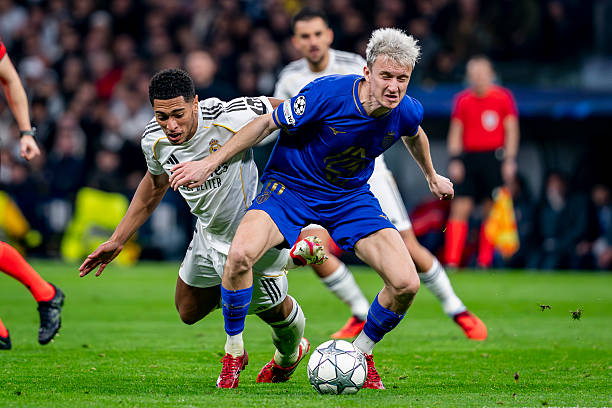 MADRID SPANYOL   20 Januari Jude Bellingham dari Real Madrid kiri berebut bola melawan Aleksandr Golovin dari AS Monaco kanan selama pertandingan Fase Liga Liga UEFA 202526 MD7 antara Real Madrid CF dan AS Monaco di Estadio Santiago Bernabeu pada 20 Januari 2026 di Madrid Spanyol Foto oleh Alberto GardinEurasia Sport ImagesGetty Images