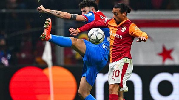 ISTANBUL, TURKIYE - 21 Januari: Leroy Sane (10) dari Galatasaray beraksi melawan Matteo Ruggeri (L) dari Atletico Madrid selama pertandingan sepak bola pekan ke-7 Liga Champions UEFA antara Galatasaray dan Atletico Madrid di RAMS Park di Istanbul, Turkiye pada 21 Januari 2026. (Foto oleh Cem Tekkesinoglu/Anadolu via Getty Images)