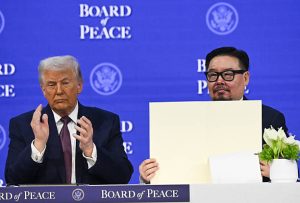 DAVOS SWISS   22 Januari Presiden AS Donald Trump kiri menghadiri upacara penandatanganan Piagam Perdamaian untuk Gaza sebagai bagian dari Forum Ekonomi Dunia ke 56 di Davos Swiss pada 22 Januari 2026 Foto oleh Harun OzalpAnadolu via Getty Images