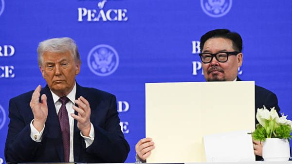 DAVOS, SWISS - 22 Januari: Presiden AS Donald Trump (kiri) menghadiri upacara penandatanganan Piagam Perdamaian untuk Gaza sebagai bagian dari Forum Ekonomi Dunia ke-56 di Davos, Swiss pada 22 Januari 2026. (Foto oleh Harun Ozalp/Anadolu via Getty Images)