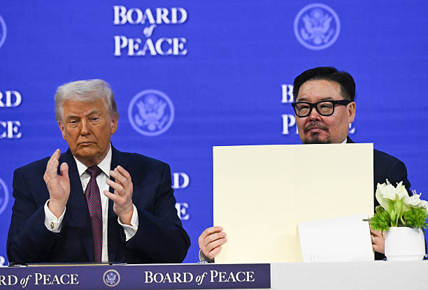 DAVOS SWISS   22 Januari Presiden AS Donald Trump kiri menghadiri upacara penandatanganan Piagam Perdamaian untuk Gaza sebagai bagian dari Forum Ekonomi Dunia ke 56 di Davos Swiss pada 22 Januari 2026 Foto oleh Harun OzalpAnadolu via Getty Images