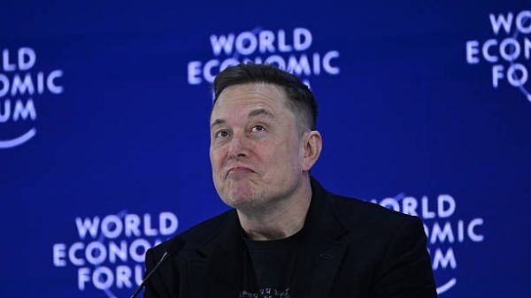 DAVOS, SWISS - 22 Januari: Pengusaha Elon Musk menyampaikan pidato selama Pertemuan Tahunan Forum Ekonomi Dunia di Davos, Swiss, pada 22 Januari 2026. (Foto oleh Harun Ozalp/Anadolu via Getty Images)