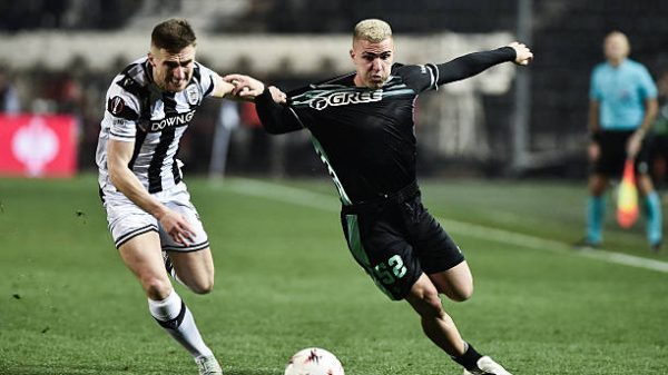 Bek Inggris PAOK #03 Jonjoe Kenny (kiri) dan penyerang Spanyol Real Betis #52 Pablo Garcia berebut bola selama pertandingan sepak bola pekan ke-7 babak pertama Liga Europa antara PAOK dan Real Betis di stadion Toumba di Thessaloniki pada 22 Januari 2026. (Foto oleh Sakis Mitrolidis / AFP via Getty Images)