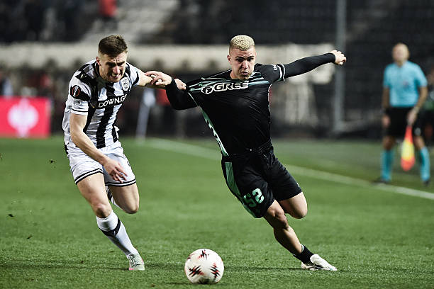 Bek Inggris PAOK 03 Jonjoe Kenny kiri dan penyerang Spanyol Real Betis 52 Pablo Garcia berebut bola selama pertandingan sepak bola pekan ke 7 babak pertama Liga Europa antara PAOK dan Real Betis di stadion Toumba di Thessaloniki pada 22 Januari 2026 Foto oleh Sakis Mitrolidis  AFP via Getty Images