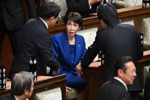 Perdana Menteri Jepang Sanae Takaichi tengah berbincang dengan anggota parlemen sebelum sidang pleno Dewan Perwakilan Rakyat di Gedung Parlemen di Tokyo pada 23 Januari 2026 Takaichi membubarkan parlemen menjelang pemilihan umum sela pada 8 Februari mengandalkan angka jajak pendapat yang tinggi dari kabinetnya untuk membawa partai penguasanya yang tidak populer menuju kemenangan Foto oleh Kazuhiro NOGI  AFP via Getty Images