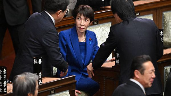 Perdana Menteri Jepang Sanae Takaichi (tengah) berbincang dengan anggota parlemen sebelum sidang pleno Dewan Perwakilan Rakyat di Gedung Parlemen di Tokyo pada 23 Januari 2026. Takaichi membubarkan parlemen menjelang pemilihan umum sela pada 8 Februari, mengandalkan angka jajak pendapat yang tinggi dari kabinetnya untuk membawa partai penguasanya yang tidak populer menuju kemenangan. (Foto oleh Kazuhiro NOGI / AFP via Getty Images)