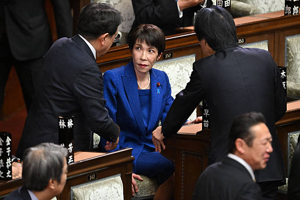 Perdana Menteri Jepang Sanae Takaichi tengah berbincang dengan anggota parlemen sebelum sidang pleno Dewan Perwakilan Rakyat di Gedung Parlemen di Tokyo pada 23 Januari 2026 Takaichi membubarkan parlemen menjelang pemilihan umum sela pada 8 Februari mengandalkan angka jajak pendapat yang tinggi dari kabinetnya untuk membawa partai penguasanya yang tidak populer menuju kemenangan Foto oleh Kazuhiro NOGI  AFP via Getty Images