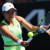 MELBOURNE, AUSTRALIA - 20 Januari: Janice Tjen dari Indonesia memainkan pukulan backhand melawan Leylah Fernandez dari Kanada di Babak Pertama Tunggal Putri pada hari ketiga Australian Open 2026 di Melbourne Park pada 20 Januari 2026 di Melbourne, Australia. (Foto oleh Cameron Spencer/Getty Images)
