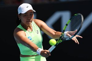 MELBOURNE AUSTRALIA   20 Januari Janice Tjen dari Indonesia memainkan pukulan backhand melawan Leylah Fernandez dari Kanada di Babak Pertama Tunggal Putri pada hari ketiga Australian Open 2026 di Melbourne Park pada 20 Januari 2026 di Melbourne Australia Foto oleh Cameron SpencerGetty Images
